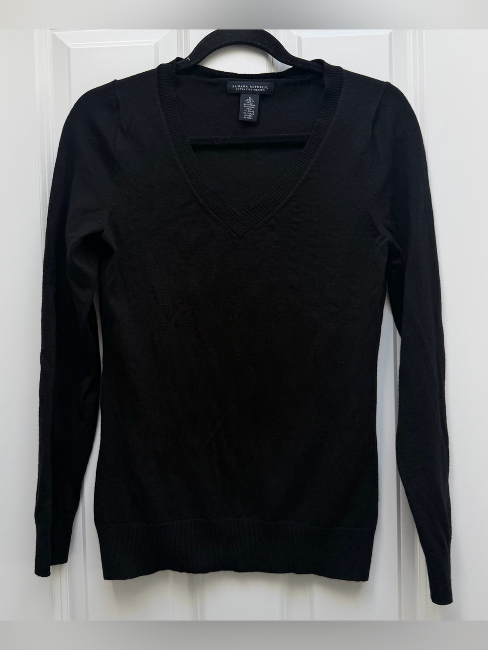 Banana republic long sleeve v neck extra fine merino wool blend sweater black M